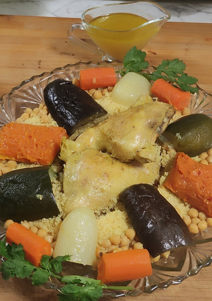 Una foto de Cous cous marroquí de pollo y verduras 🐔🍆🫑🥕