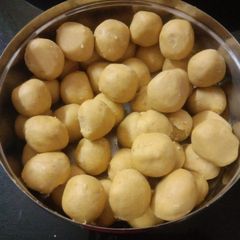 Besan ladoo A picture of Besan ladoo.