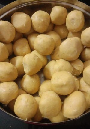 A picture of Besan ladoo.