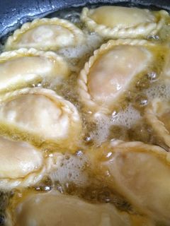 मावा गुजिया (mawa gujiya recipe in Hindi) रेसिपी मुख्य फोटो
