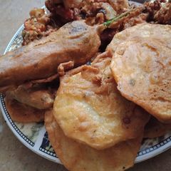 A picture of Crispy Potato and Chilli Pakora.