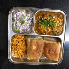 A picture of Misal pav.