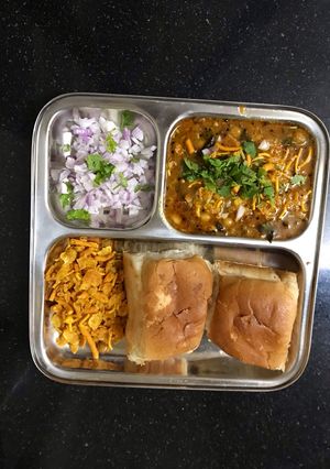 A picture of Misal pav.