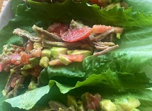 Una foto de Tacos de Lechuga rellenos de salpicón de res