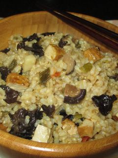 Una foto de Arroz integral con tofu ahumado y setas trompeta de la muerte