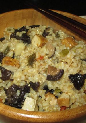 Foto principal de Arroz integral con tofu ahumado y setas trompeta de la muerte