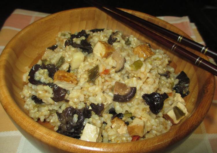Arroz integral con tofu ahumado y setas trompeta de la muerte