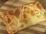 Una foto de empanadas de queso y tomate