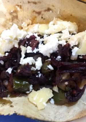 Una foto de Tacos de flor de Jamaica