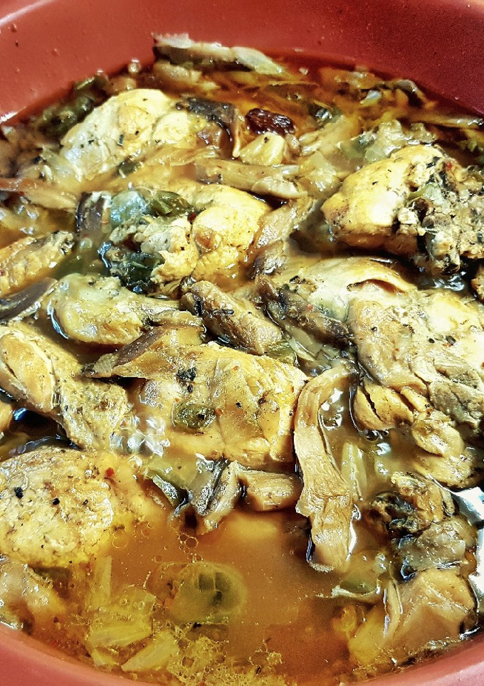 Una foto de Tajiné de Pollo con Setas, Miel, Verduras y Espécias Otómanas