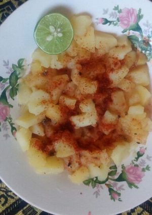 A picture of Boiled potatoes in tamarind chilli.
