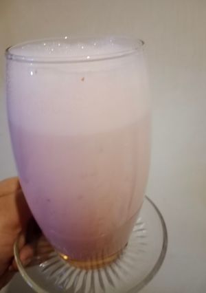 A picture of Greek yogurt & strawberry lassi.
