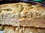 Una foto de focaccia rellena