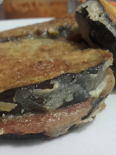 Una foto de Berenjenas rellenas de lomo embutido y camembert