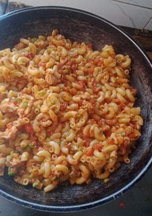A picture of Chicken vegetable macaroni.