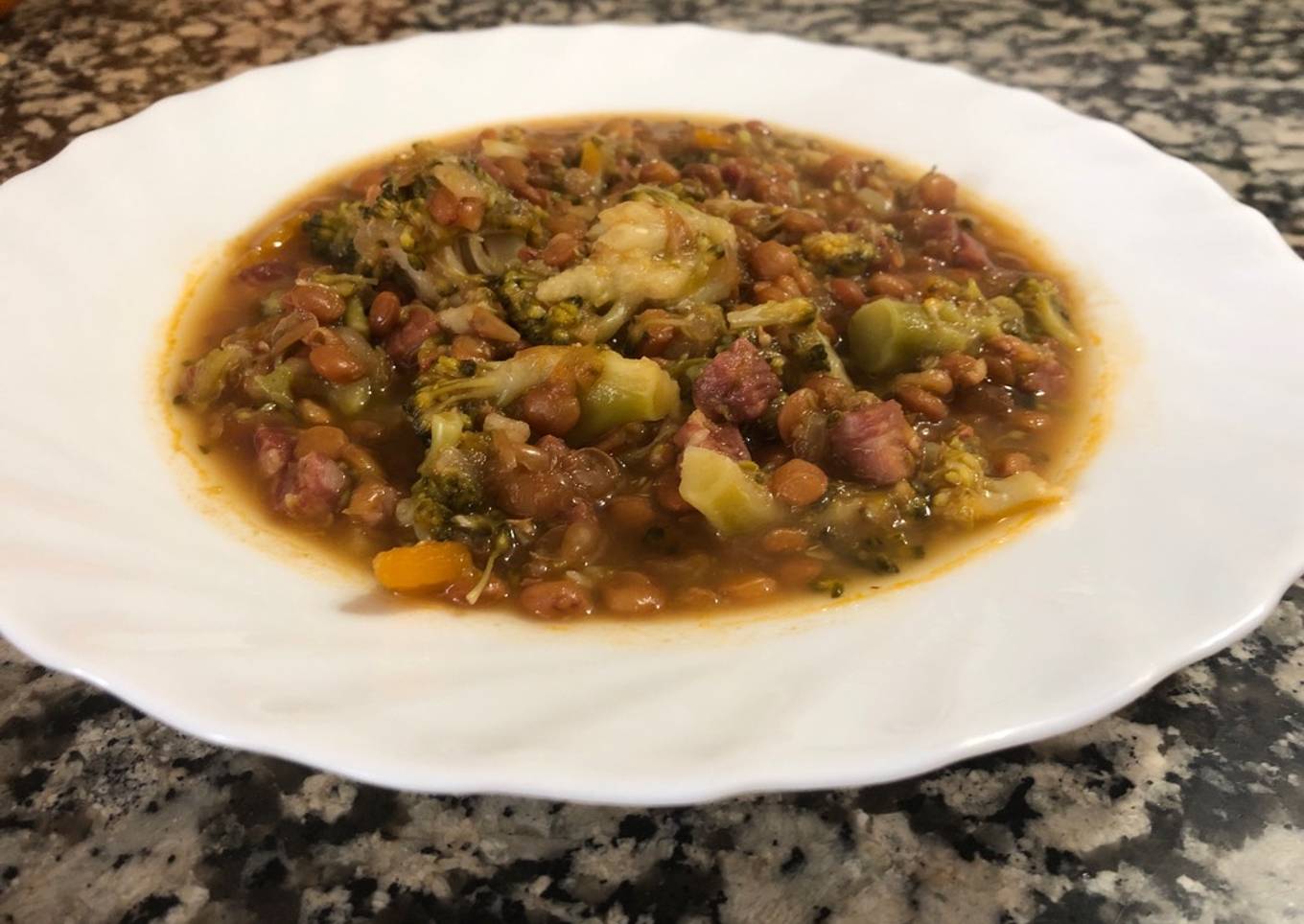 Lentejas de verduras y tacos de jamón