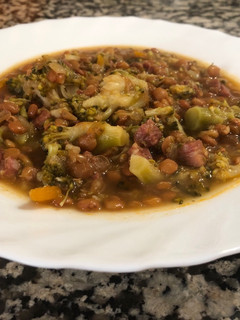 Una foto de Lentejas de verduras y tacos de jamón