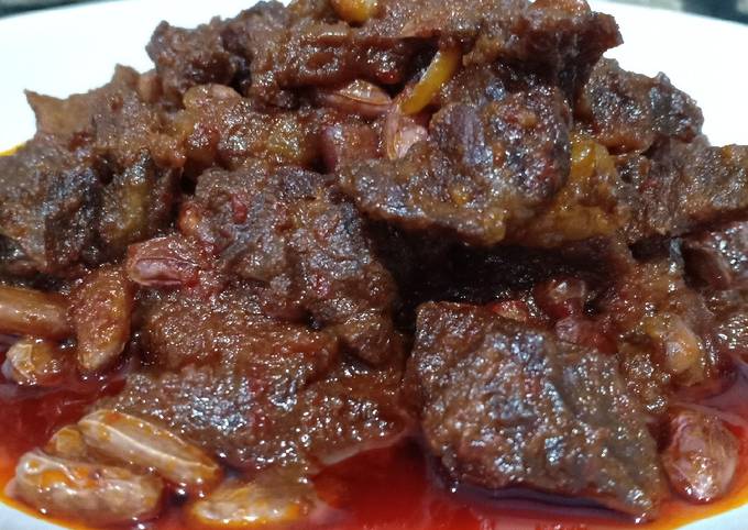 Daging sapi dan kacang merah masak pedas