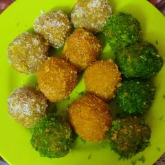 A picture of Coconut ladoo.