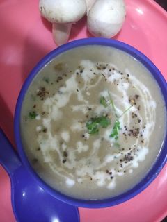 क्रिमी मश्रुम सूप (creamy mushroom soup recipe in marathi) रेसिपी चे मुख्य फोटो
