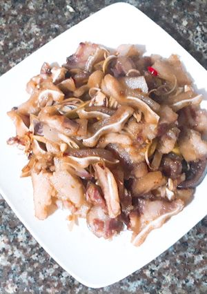 Hình của món Tai heo xào xả ớt.