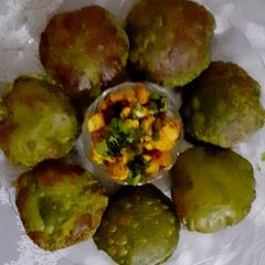 A picture of Spinach poori or palak poori from the state of Madhya Pradesh.