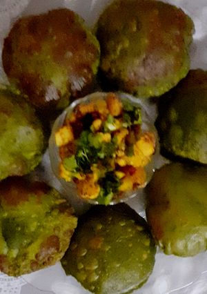 A picture of Spinach poori or palak poori from the state of Madhya Pradesh.