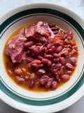 Frijoles colorados preparados con costilla de cerdo