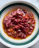 Frijoles colorados preparados con costilla de cerdo