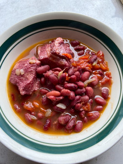 Una foto de Frijoles colorados preparados con costilla de cerdo