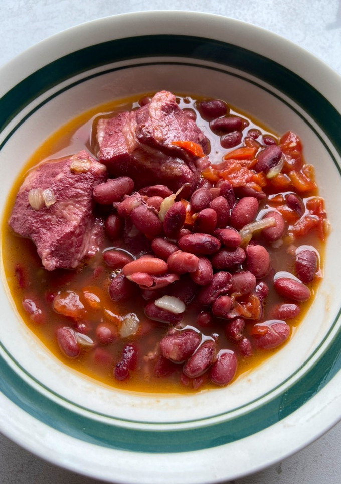 Una foto de Frijoles colorados preparados con costilla de cerdo