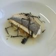 Dorada con guarnición de miso, puerro y mantequilla noisset además de un fumet con jengibre