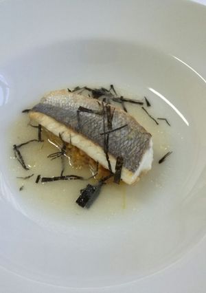 Una foto de Dorada con guarnición de miso, puerro y mantequilla noisset además de un fumet con jengibre