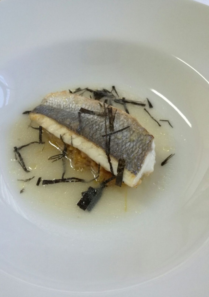 Una foto de Dorada con guarnición de miso, puerro y mantequilla noisset además de un fumet con jengibre
