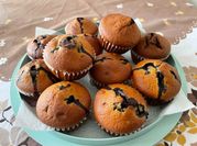 Una foto di muffin con mirtilli