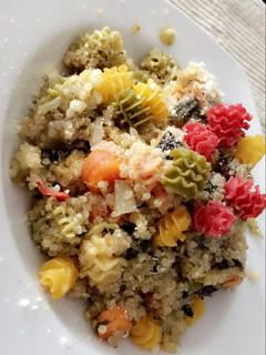 Una foto de Quinoa y Pasta de Quinoa con vegetales !