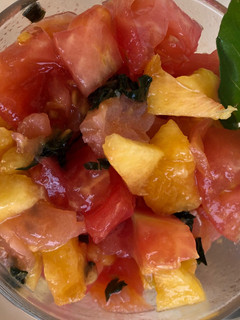 Una foto de Ensalada entrante (tomate, Salmón, melocotón con Albahaca)