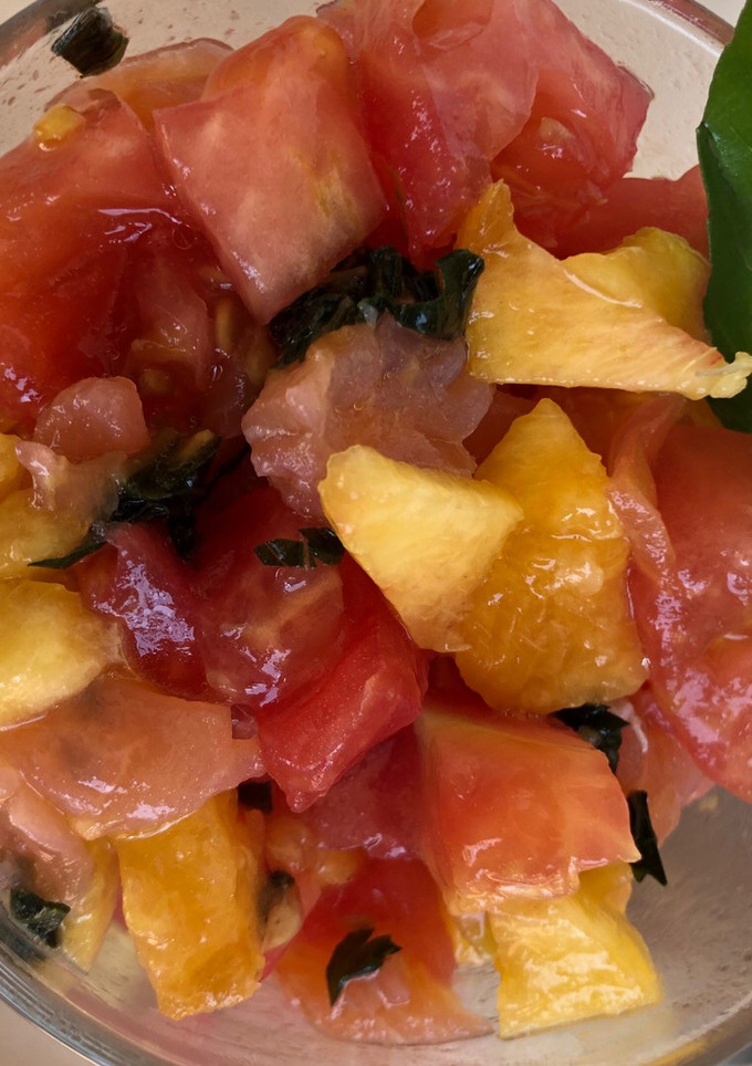 Una foto de Ensalada entrante (tomate, Salmón, melocotón con Albahaca)