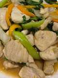 อกไก่ผัดพริกสด
