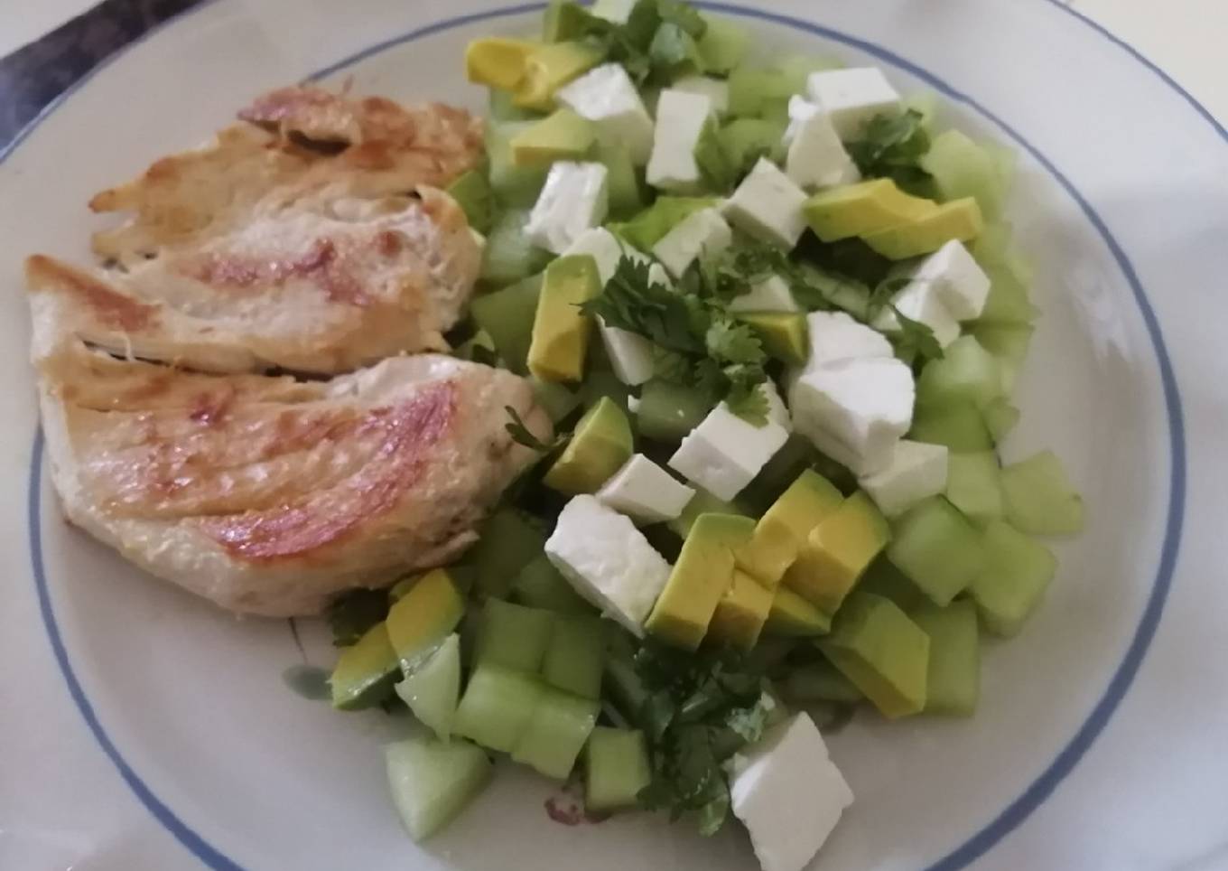 Pollo a la plancha y ensalada de pepino y aguacate