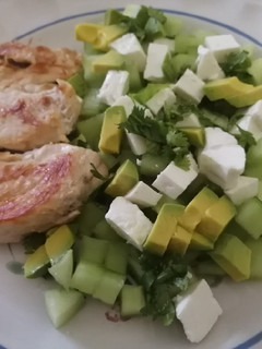 Una foto de Pollo a la plancha y ensalada de pepino y aguacate