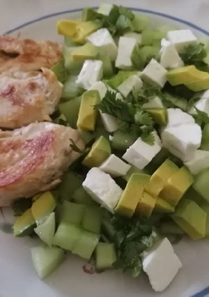 Una foto de Pollo a la plancha y ensalada de pepino y aguacate