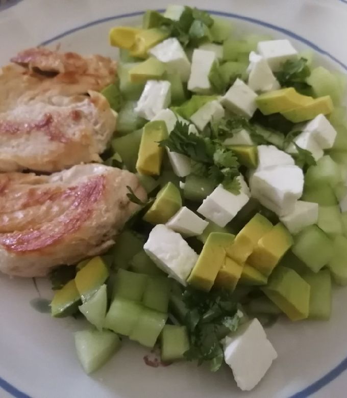 Una foto de Pollo a la plancha y ensalada de pepino y aguacate