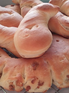 Una foto de Pancitos con aceite (grasa) y roscas de chicharrón, de Pollo