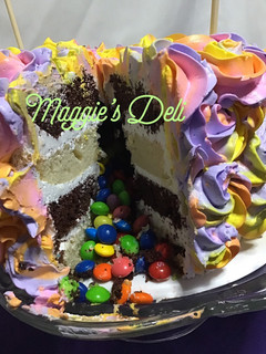 Una foto de Piñata cake