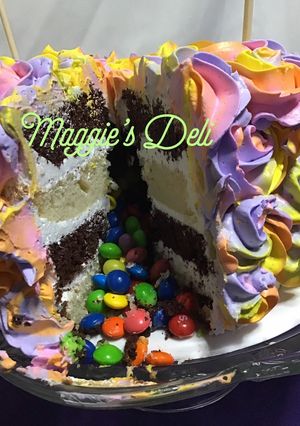 Una foto de Piñata cake