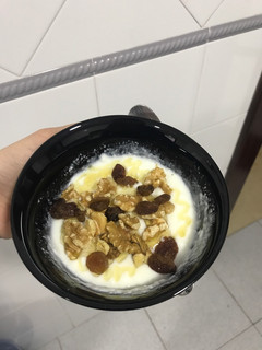 Una foto de Yogurt con nueces, pasas y miel