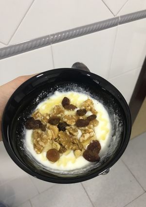 Una foto de Yogurt con nueces, pasas y miel