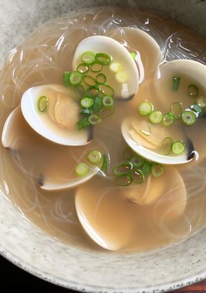 A picture of Clam & Harusame Soup.