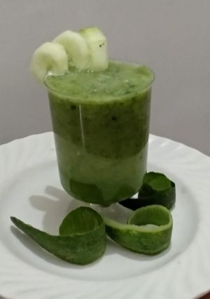 खीरे की स्मूदी (Kheere ki smoothie recipe in hindi) रेसिपी मुख्य फोटो